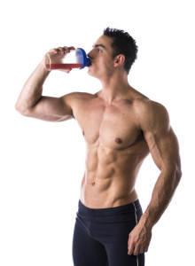 Mann trinkt Proteinpulver Shake